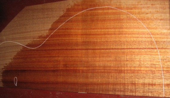 closeup, wetted
set #178-1929
Tight knot that can be located in sound hold cutout (circled above). Also, small tight knot on back plates (circled, at left). closeup, wetted
set #178-1929
Tight knot that can be located in sound hold cutout (circled above). Also, small tight knot on back plates (circled, at left).